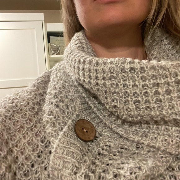 ♥️♥️♥️Softly crocheted gray sweater coverup - Picture 4 of 6